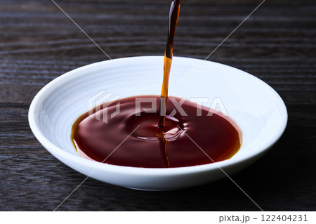 小皿に注がれる醤油 122404231