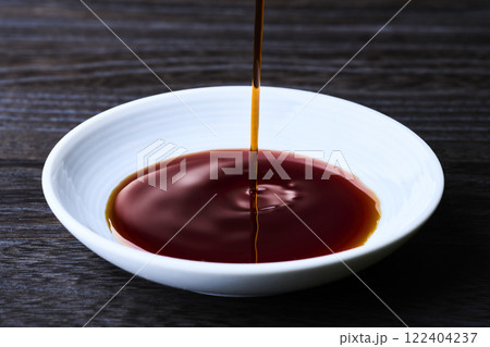 小皿に注がれる醤油 小皿に注がれる醤油 122404237