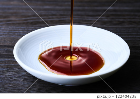 小皿に注がれる醤油 122404238