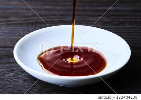 小皿に注がれる醤油 小皿に注がれる醤油 122404239
