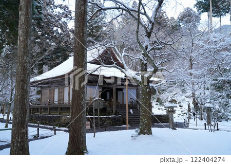 雪の京都大原三千院 122404274