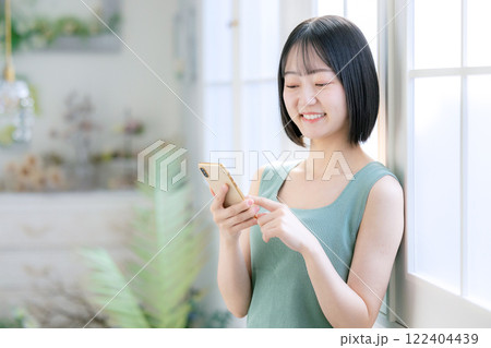 若い女性のライフスタイルイメージ スマホ 若い女性のライフスタイルイメージ スマホ 122404439