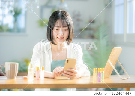 スマホを操作する若い女性 122404447