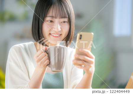 スマホを操作する若い女性 122404449