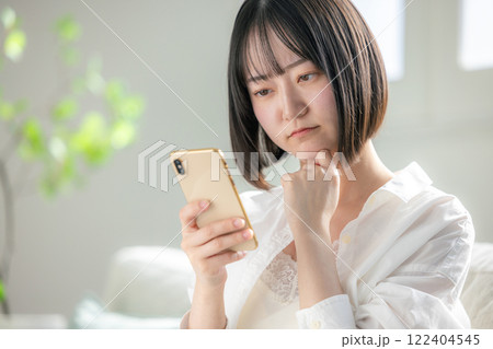 スマホを見る女性 122404545
