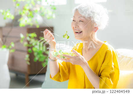 サラダを食べるシニア女性 122404549