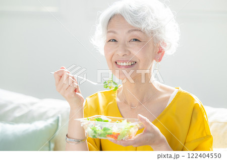 サラダを食べるシニア女性 122404550