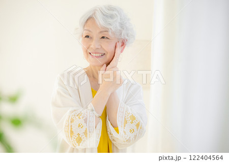 シニア女性 笑顔 ビューティー シニア女性 笑顔 ビューティー 122404564
