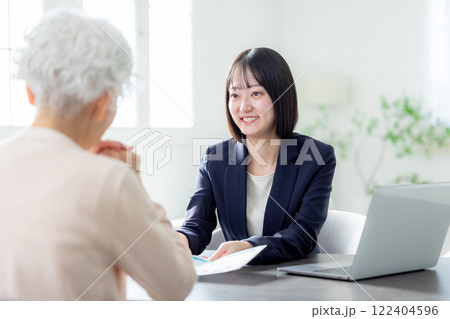 シニア女性　若い女性　契約　ビジネス　商談 122404596