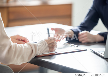シニア女性　若い女性　契約　ビジネス　商談 122404598