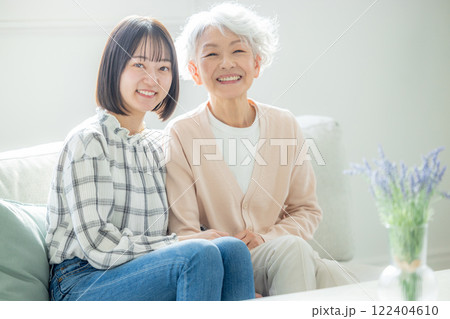 仲良しのおばあちゃんと孫娘 122404610