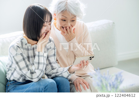 おばあちゃんと孫 スマホ おばあちゃんと孫 スマホ 122404612