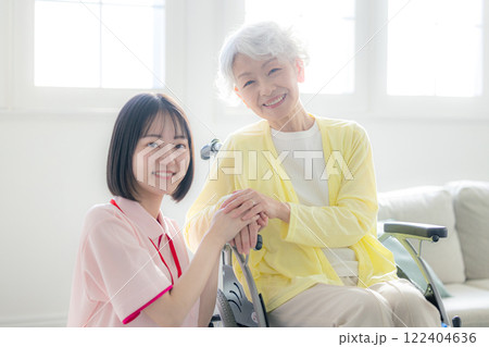 介護イメージ　シニア女性と介護士 122404636