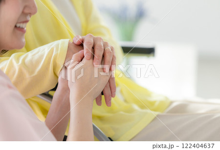 介護イメージ　シニア女性と介護士 122404637