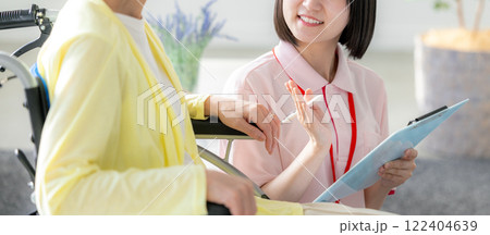 介護イメージ シニア女性と介護士 介護イメージ シニア女性と介護士 122404639