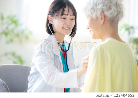 シニアと医療関係者 122404652