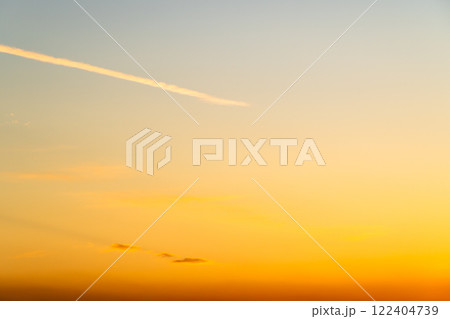 夕焼け空に浮かぶ飛行機雲 a-2 高彩度コントラスト 夕焼け空に浮かぶ飛行機雲 a-2 高彩度コントラスト 122404739
