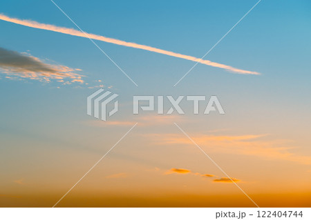 夕焼け空に浮かぶ飛行機雲　b-3 青味 122404744
