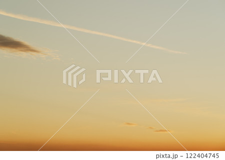 夕焼け空に浮かぶ飛行機雲 b-4 フィルム調 夕焼け空に浮かぶ飛行機雲 b-4 フィルム調 122404745
