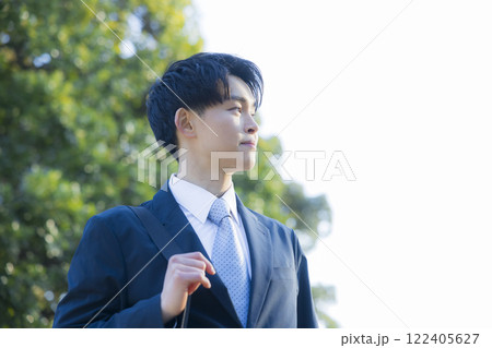 スーツを着た男性 122405627