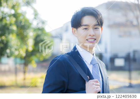 スーツを着た男性 122405630