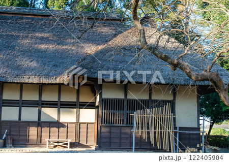 茅葺屋根と竹馬 茅葺屋根と竹馬 122405904