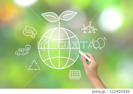地球環境の保護イメージ―芽の生えた地球のアイコンを描く子供の手 122405936