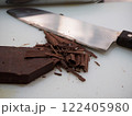 手作りチョコレートの準備、チョコを刻む 122405980