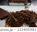 手作りチョコレートの準備、チョコを刻む 122405981