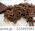 手作りチョコレートの準備、チョコを刻む 122405982