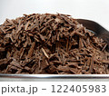 手作りチョコレートの準備、チョコを刻む 122405983