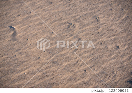 波模様の砂浜　背景素材 122406031