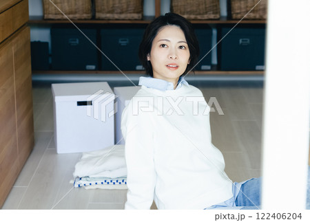 室内から外を眺めめる女性 室内から外を眺めめる女性 122406204