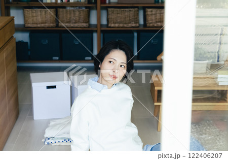 室内から外を眺めめる女性 122406207