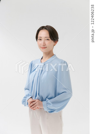 カメラ目線で笑顔のミドル女性 122406238