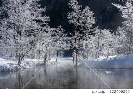 冬の上高地スノーハイク 田代池朝日にキラキラ輝く霧氷 122406296