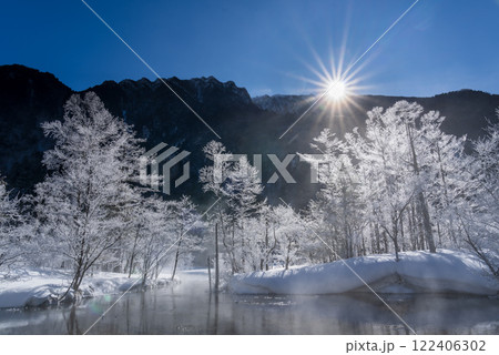 冬の上高地スノーハイク 田代池朝日にキラキラ輝く霧氷 122406302