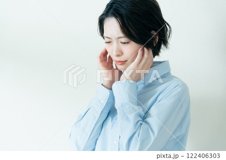 顎の周りを気にする女性 122406303