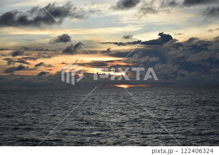海に沈む夕日 海に沈む夕日 122406324