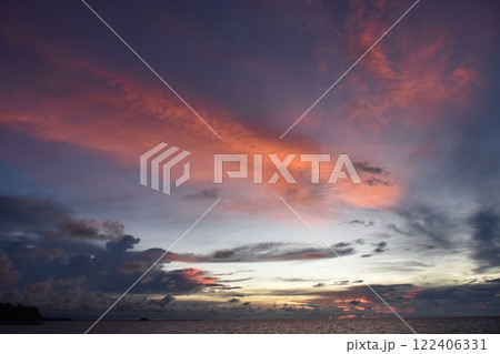 海に沈む夕日 122406331