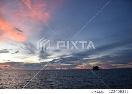 海に沈む夕日 122406332