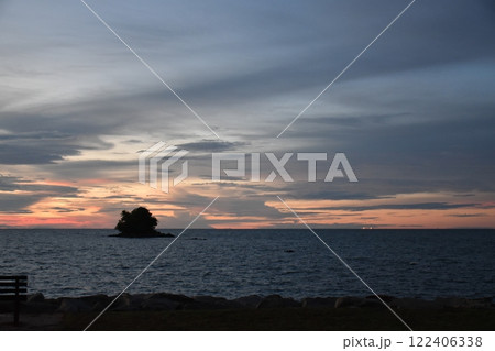 海に沈む夕日 122406338