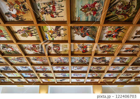 東京都台東区　矢先稲荷神社　拝殿内格子天井　日本馬乗史100枚の天井絵が奉納されている神社 122406703