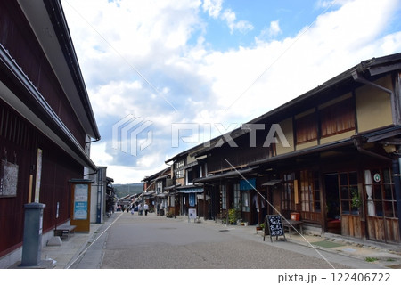 岐阜県恵那市　岩村城下町ふくろう商店街の町並み 122406722