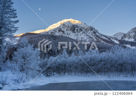 冬の上高地スノーハイク 霧氷の大正池から水面に映る焼岳 冬の上高地スノーハイク 霧氷の大正池から水面に映る焼岳 122406864