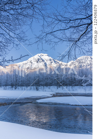 冬の上高地スノーハイク 霧氷の大正池から水面に映る焼岳 122406879