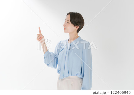 指差しをする笑顔のミドル女性 122406940