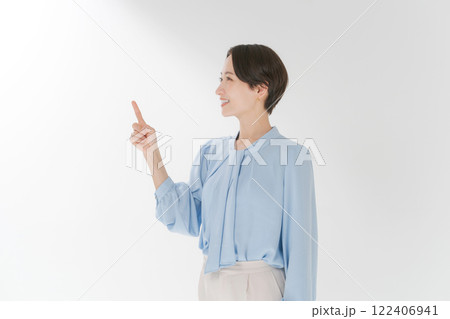 指差しをする笑顔のミドル女性 122406941