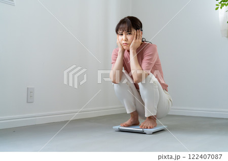 体重計に乗ってがっかりする女性 体重計に乗ってがっかりする女性 122407087