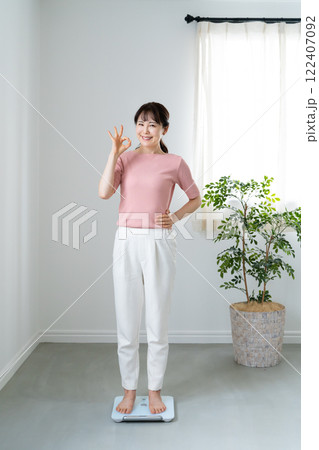 体重を量ってOKを出す女性 122407092